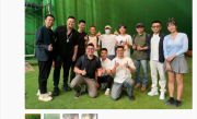 周星驰《女足》片场照曝光 疲态尽显：弯腰给粉丝签名！