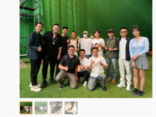 周星驰《女足》片场照曝光 疲态尽显：弯腰给粉丝签名！