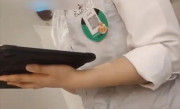 海底捞服务员戴打赏二维码 品牌方回应！