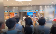 泡泡玛特杭州新店开业2小时就关闭：顾客太多有危险 不知谁是黄牛！