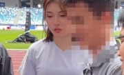 吴艳妮亲手教粉丝调整拍照角度 笑称“以后如果是拿没修的丑照就不给签了”！