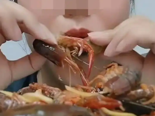 女子吃生腌小龙虾 吸虾头惊呆网友 医生提醒！
