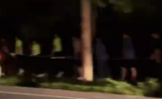山东一地凌晨数十人蒙眼列队湖边走 到底怎么回事？