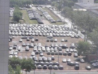 北京冰雹一大众4S店损失惨重：一停车场未上牌新车被砸烂！