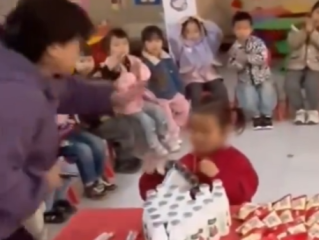 小朋友摘掉生日帽被老师打额头  网友愤怒！