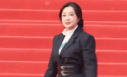 刘晓庆拿手机穿运动鞋走红毯 满满松弛感！