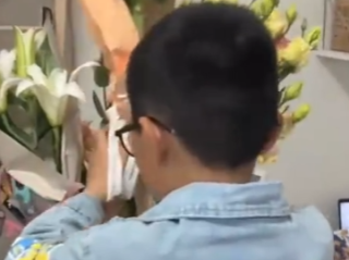 利用AI加编程技能制作卖花小程序 男孩母亲节帮妈妈卖空花店！
