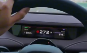 无视车辆警告 小米SU7车主飙车至272km/h：还用手机拍视频！