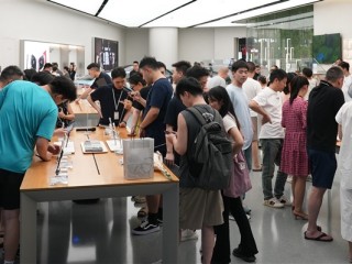 华为Pura 80系列被疯抢 一女生成为首批购机用户：很开心很激动!