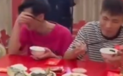 2个弟弟送姐姐出嫁 吃分家饭时憋笑 网友：两人“差点把饭喷对方脸上”！