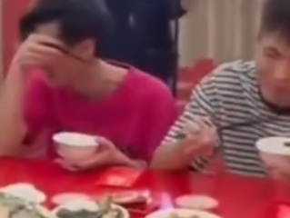 2个弟弟送姐姐出嫁 吃分家饭时憋笑 网友:两人“差点把饭喷对方脸上”!