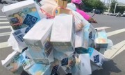 配送员电动车严重超载 被大包裹“堆成小山” 山姆回应：需咨询第三方物流平台！