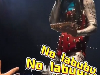 粉丝送Labubu却被水果姐打飞 演唱会大喊“No Labubu”！