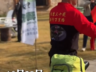 63岁大爷头顶56斤石磨骑车 最远骑50公里已坚持24年 “为锻炼身体”!