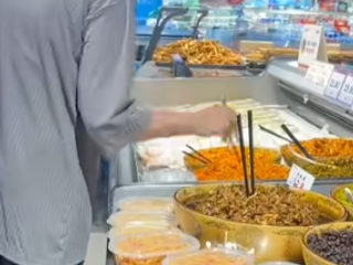 湖北一女子用公筷试吃超市咸菜后插回 涉事门店回应！