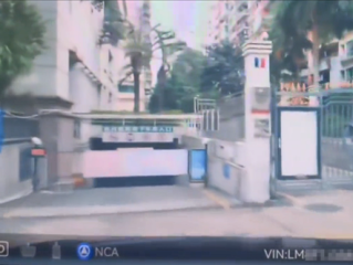 问界M9车主下地库误踩油门差点撞升降杆 小艺：请抬脚！