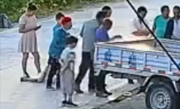 女子误将乙醇当汽油加入油箱 男子为验证点燃乙醇引发爆燃！