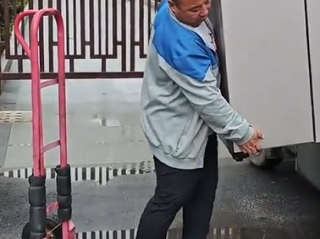 男子独自从货车上卸下双开门大冰箱 看起来毫不费力 网友:这技术不是盖的!