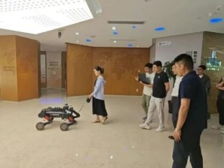 智元研究院智能四足机器人“导盲犬”首秀：成功将盲人带到8楼！