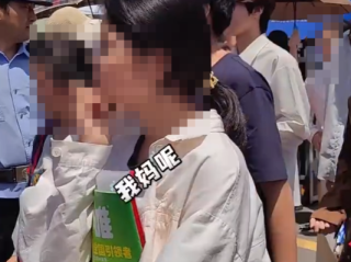 中考结束校门口上演小蝌蚪找妈妈 到底啥情况