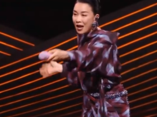 那英唱着唱着又笑场 直接演起了小品！