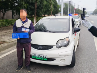燃油机动车上悬挂“电D”老头乐号牌 一查还是无证驾驶！
