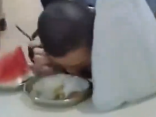 韦神食堂吃饭被围观 袋子遮脸也没用！