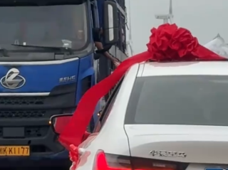 货车司机让行婚车 新郎探窗递烟致谢！