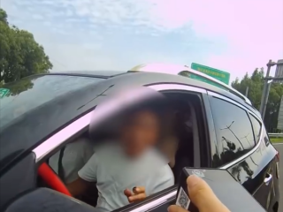 男子一直没考过科目一 还敢替女友开车：她高速没胆开!