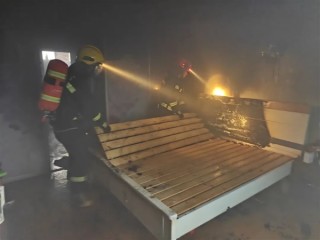 充电宝卧室放电突然起火 剃须刀被烧成黑炭！