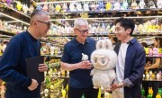 苹果CEO库克现身上海泡泡玛特相关巡展 王宁送给库克惊喜礼物！