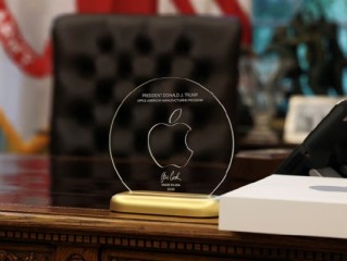 iPhone要重振美国制造辉煌！苹果CEO库克表忠心 给特朗普献上24K金大礼！