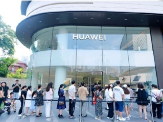 华为Pura80系列开售即“疯狂” 网友称挤15分钟才能摸到真机！