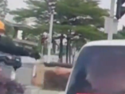 外卖员红绿灯口“卡点”直接将咖啡递给车里 网友：难度不亚于空间站对接！