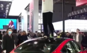 当事人赔偿17万元！特斯拉高管再谈刹车门事件：车主跳出来维护我们 解释这车有多好！