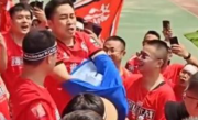 南京球迷被主队包围 秒换淮安红袍！